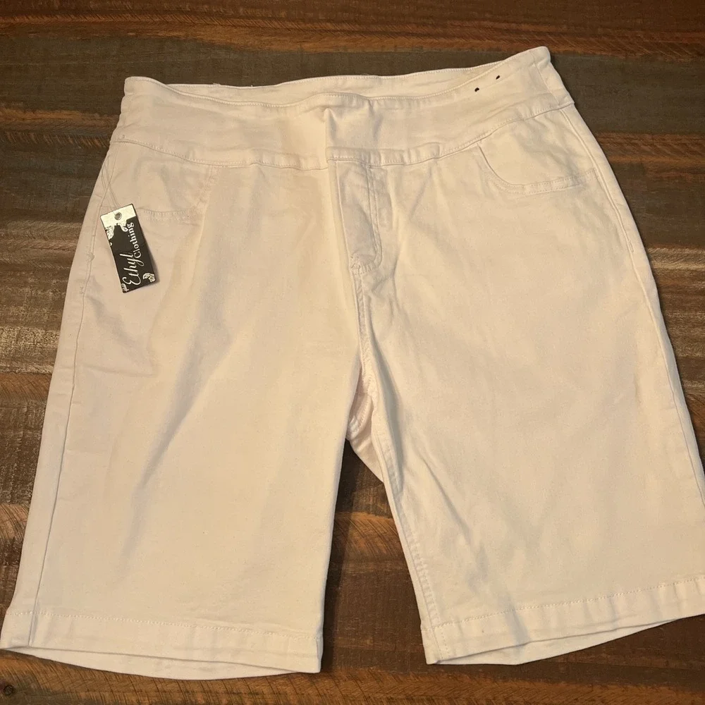 Ethyl Shorts sz 4 White Bermuda Stretch Inseam 11.5" New NWT - Picture 1 of 10